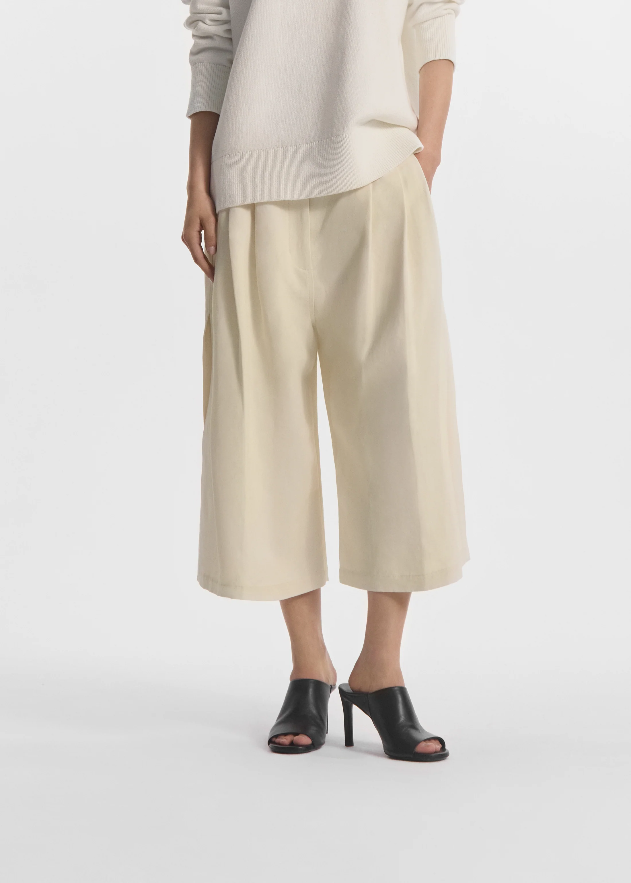 Pleated Culotte in Linen - Pearl - Image 3