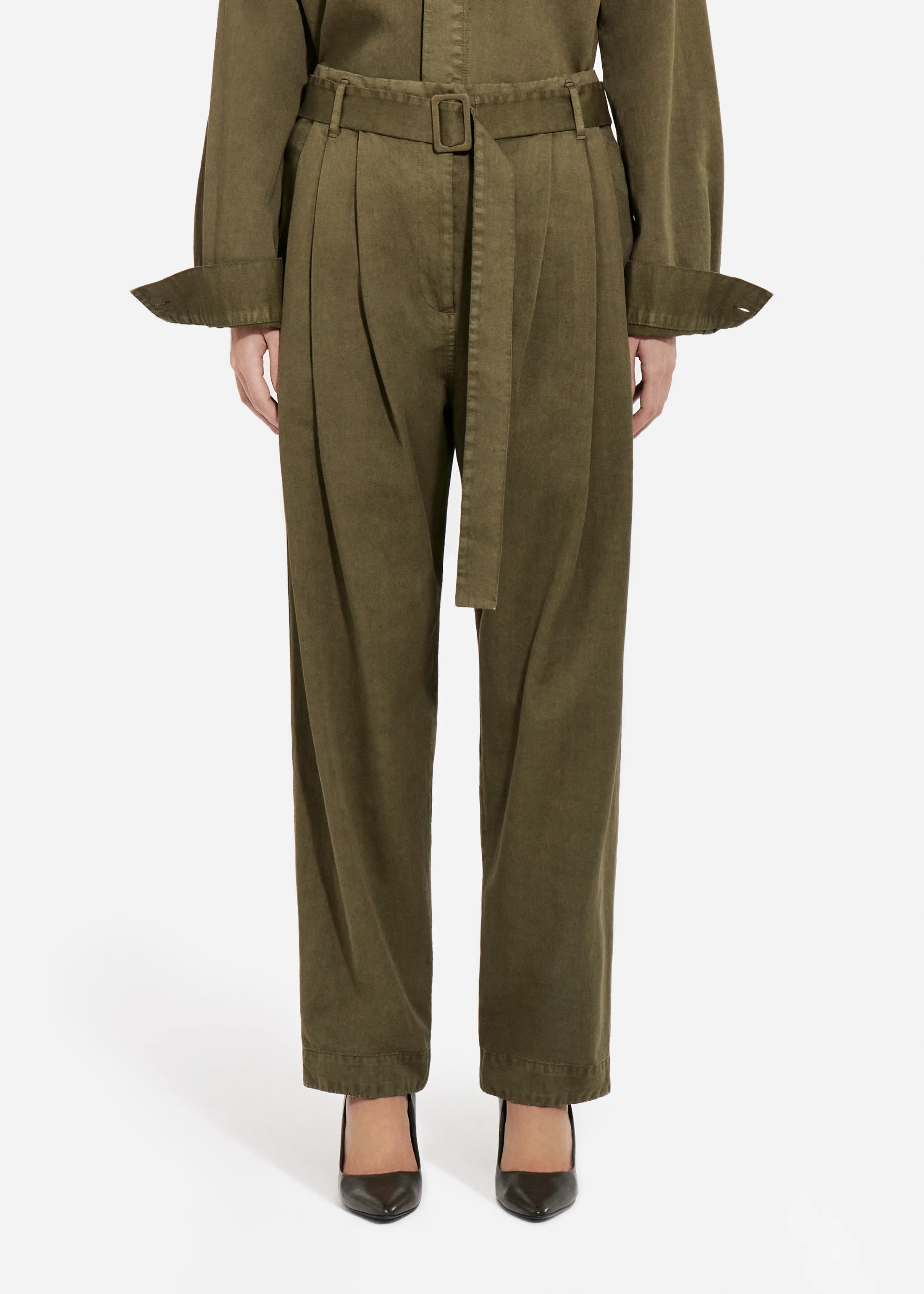 Garment Dyed Pleated Pant in Cotton - Avocado - Image 3