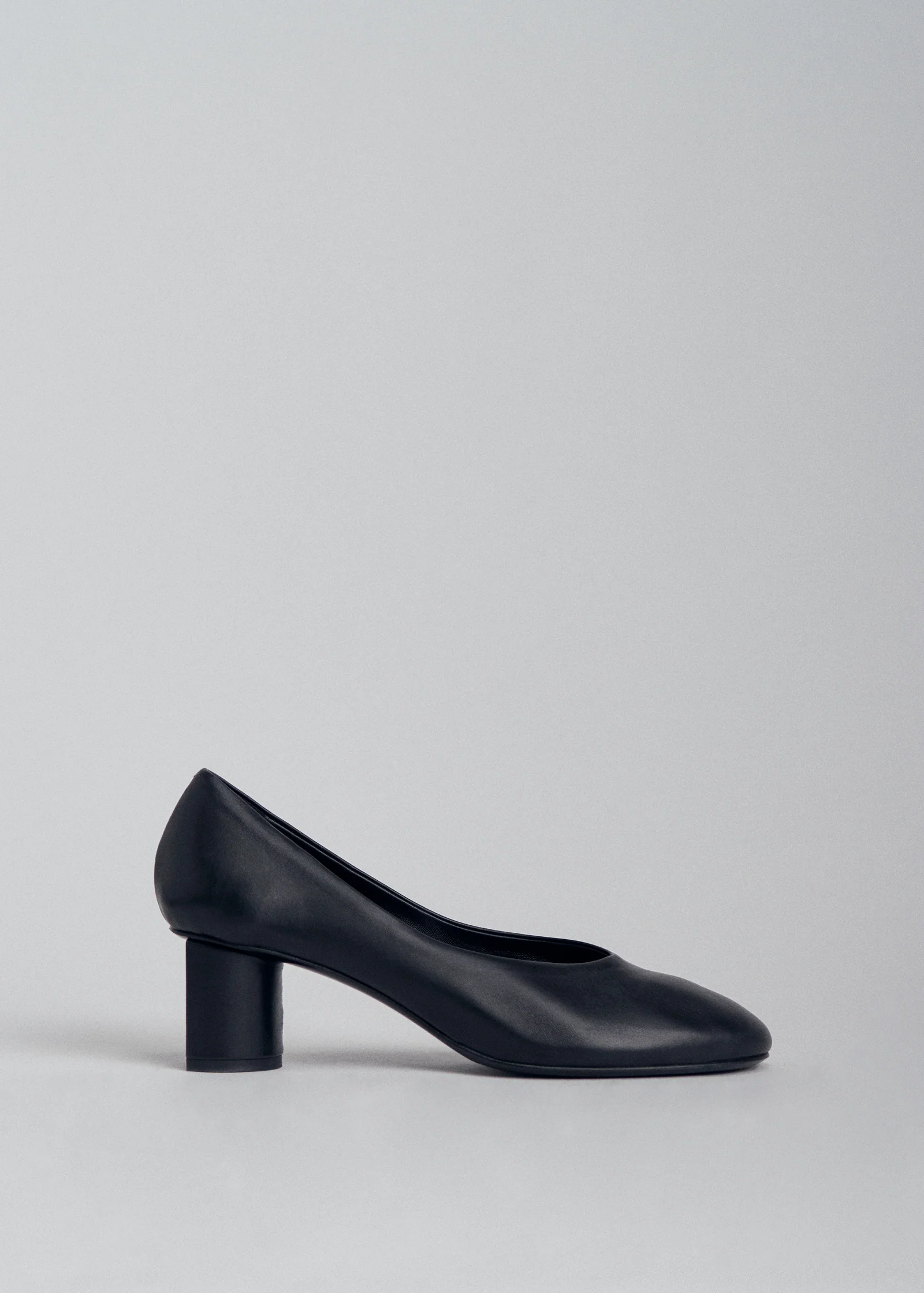 Round Toe Pump in Black