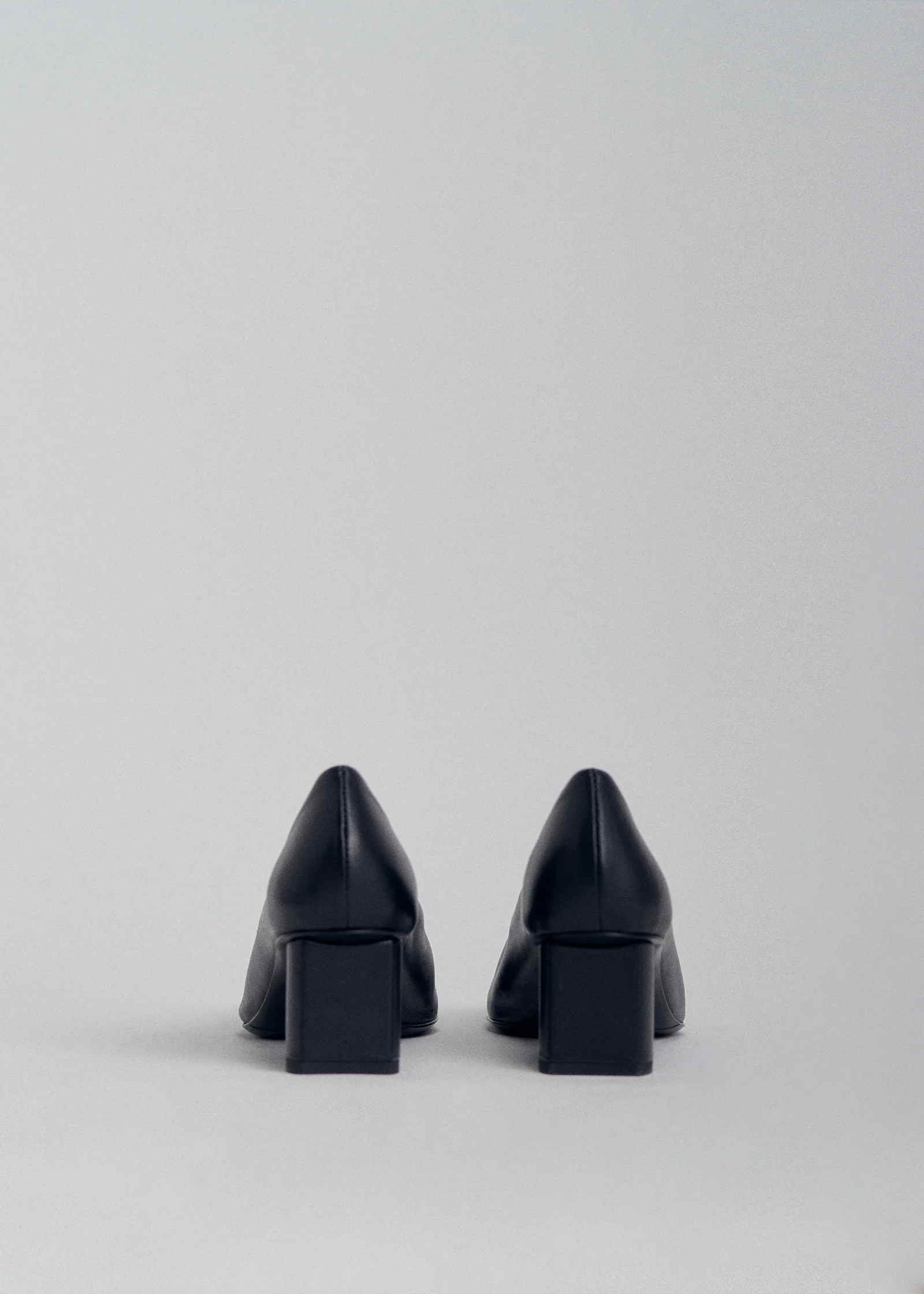 Round Toe Pump in Black - Image 4