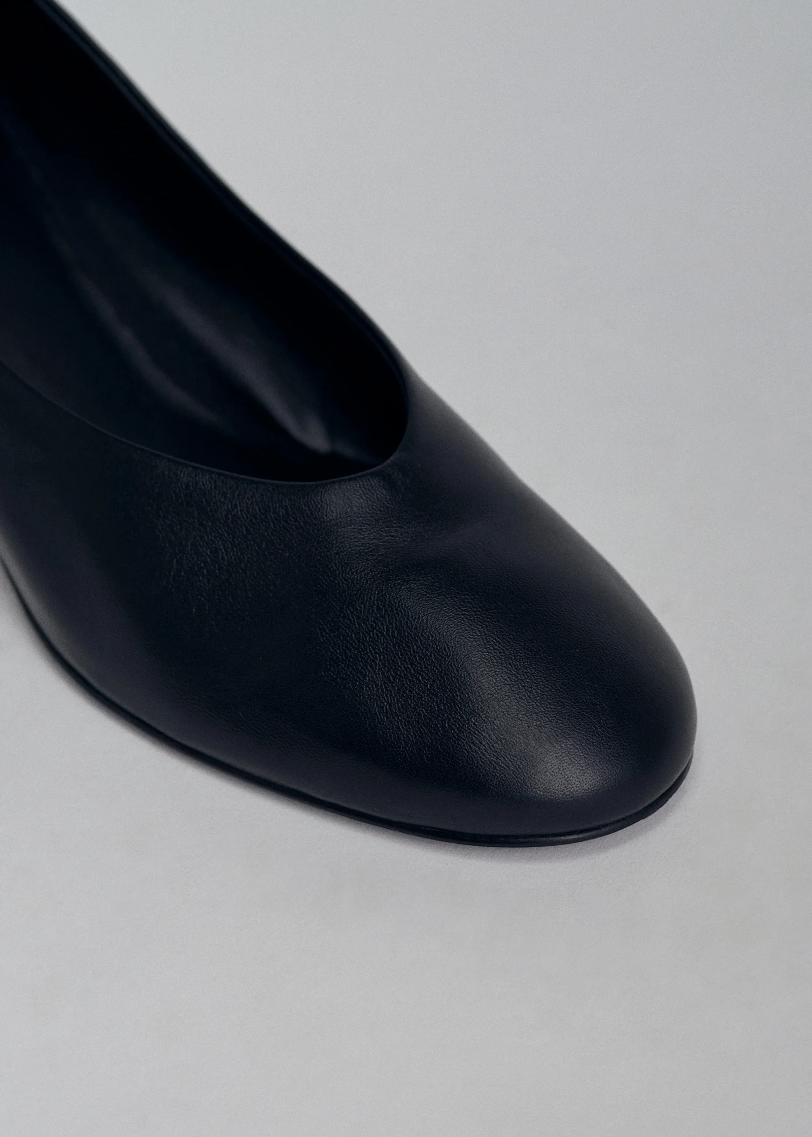 Round Toe Pump in Black - Image 5