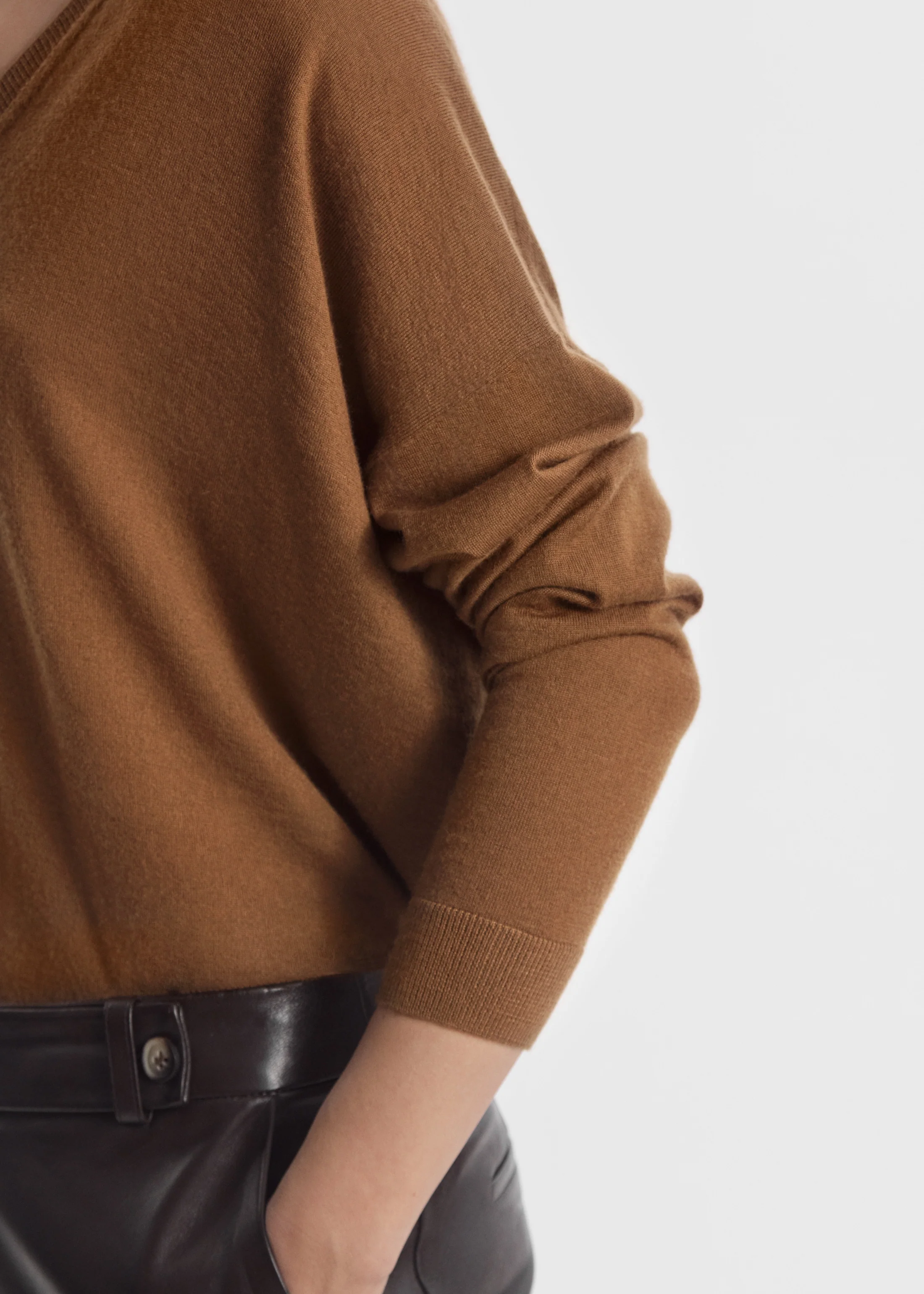V-Neck Sweater in Fine Cashmere - Ginger - Image 5